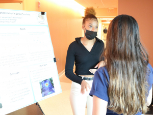 Alexa Toliver, fourth-year student at Arizona State University, explains her neuroscience research during the summer 2022 Research Experience for Undergraduates. (Photo Renay San Miguel)